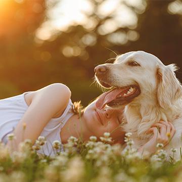 Mädchen mit Haustier: Übertragung von Giardien von Hund auf Mensch